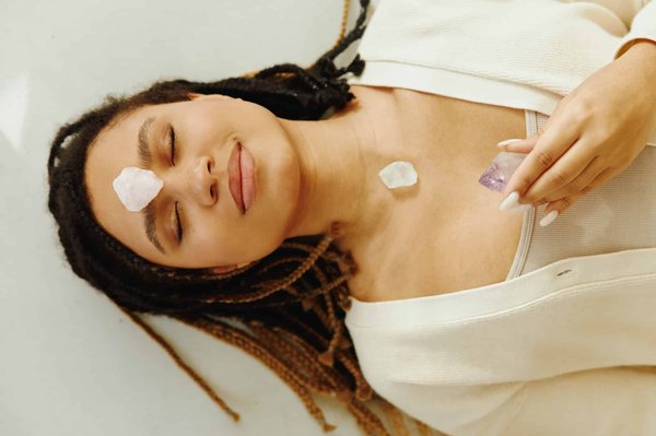 Comment une femme peut-elle choisir ses pierres par couleur en lithothérapie ?